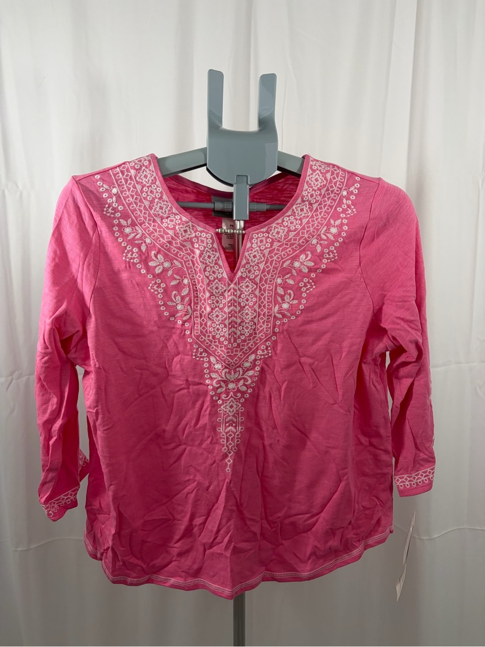 NWT Alfred Dunner Women’s Size PM Bright Pink Embroidered Split-Neck Top